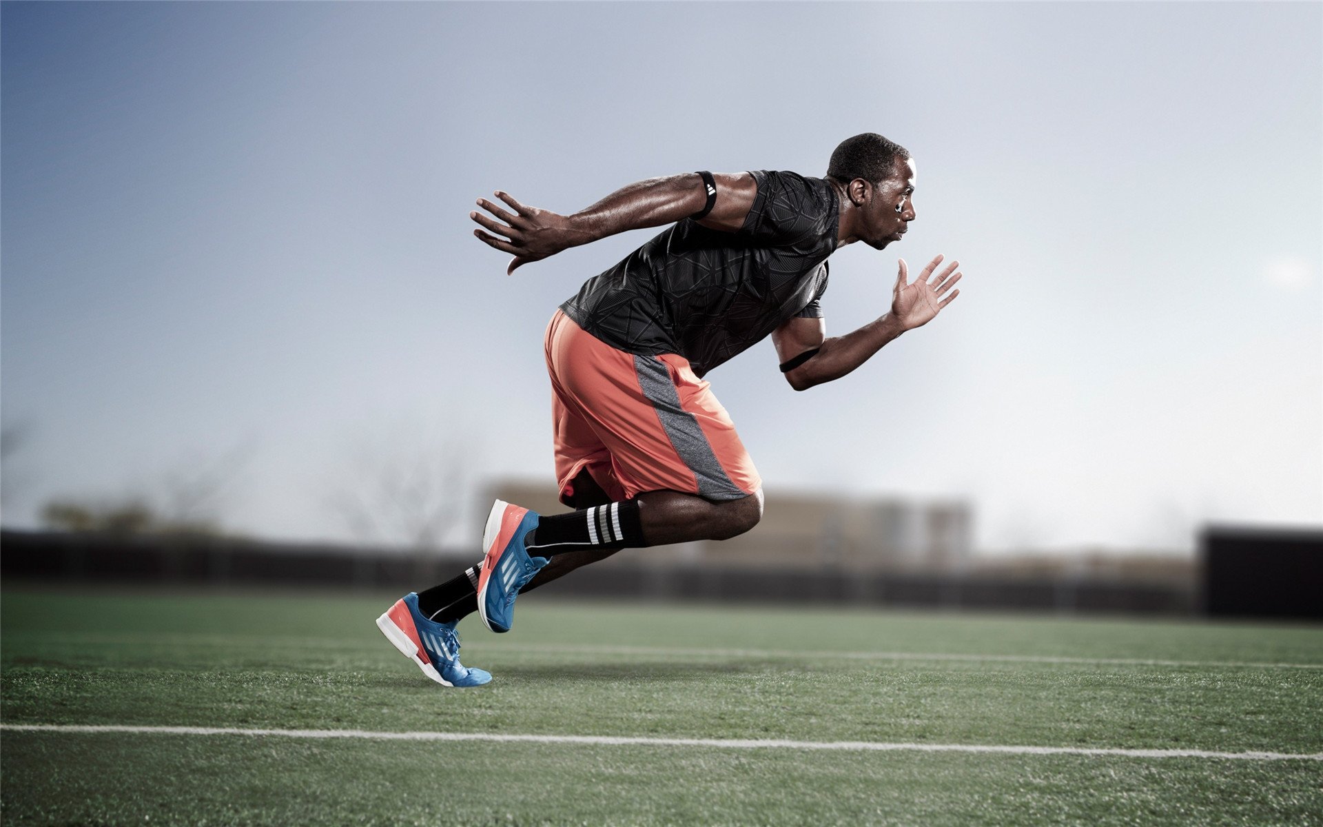 浓眉哥在利物浦比赛中持续失利，持续失利引发热议！赛场气氛高涨